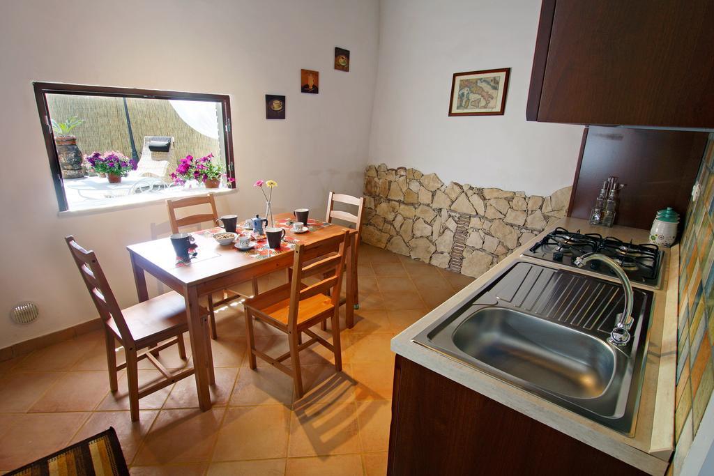 Casa Vacanze Borgo Borghese SantʼAlessio Siculo Pokoj fotografie